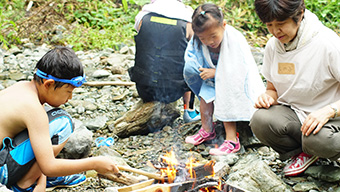 はなさか学び舎、たき火を囲む子供たち
