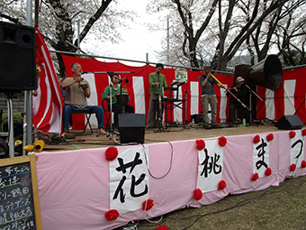 野外の音楽ライブ